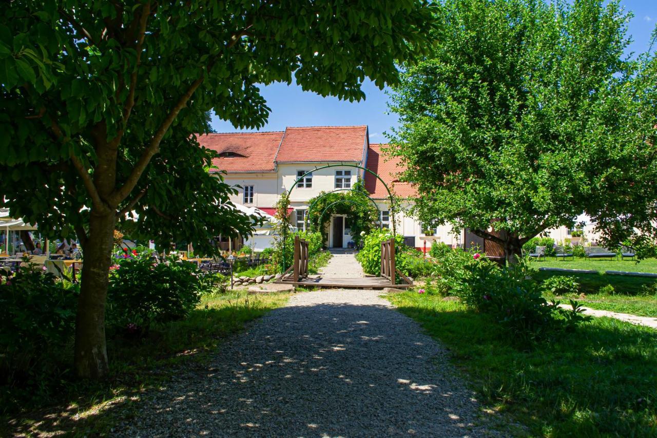 Vila Rozalia Garden Gate อาวริก ภายนอก รูปภาพ